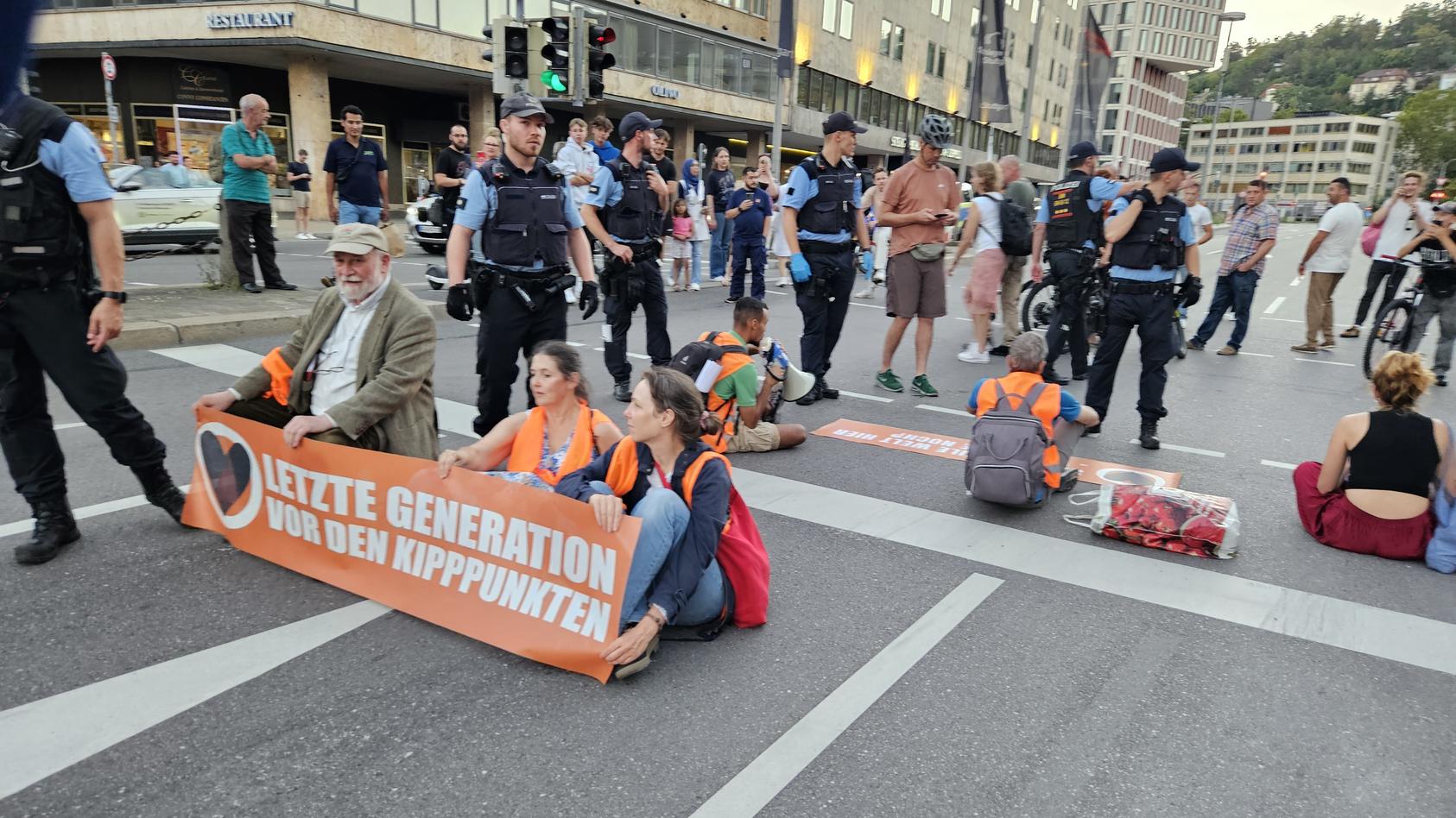 Klimaaktivisten sorgen für Stau vor Stuttgarter Hauptbahnhof - Krankenwagen müssen Umweg fahren