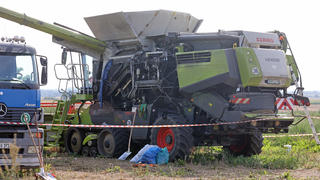 ARCHIV - 22.08.2023, Mecklenburg-Vorpommern, Hohen Luckow: An einem Feldrand steht ein Mähdrescher. Ein 25-jähriger Mann verlor am 19.08.2023 bei einem Arbeitsunfall mit der Erntemaschine beide Beine. Der Landwirt war mit beiden Beinen in die Maschine geraten, als er die Blockade in einer verstopften Zuführung im Mähdrescher beseitigen wollte.      (zu dpa "Selten besonders schwere Arbeitsunfälle in der Landwirtschaft in MV") Foto: Bernd Wüstneck/dpa +++ dpa-Bildfunk +++