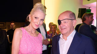 Desirée Nick trifft Bundeskanzler Olaf Scholz beim RTL-Sommerfest in Berlin.