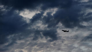 Ein Flugzeug fliegt am Dienstagabend (08.06.2010) vor einem wolkenverhangenen Himmel über Düsseldorf hinweg. Für Mittwoch sagen die Meteorologen weiterhin unbeständiges Wetter mit Gewittern und Starkregen voraus. Örtliche bestehe Unwettergefahr. Foto: Julian Stratenschulte dpa/lnw  +++(c) dpa - Bildfunk+++