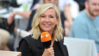 ZDF - Fernsehgarten. Moderatorin Andrea Kiwi Kiewel während der ZDF - Unterhaltungsshow Fernsehgarten am 03.09.2023 in Mainz. 20230903MWI100112 *** ZDF Fernsehgarten host Andrea Kiwi Kiewel during the ZDF entertainment show Fernsehgarten on 03 09 2023 in Mainz 20230903MWI100112