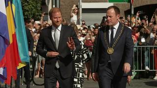 Prinz Harry kommt am Düsseldorfer Rathaus an.