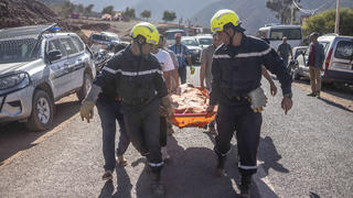 09.09.2023, Marokko, Marrakesch: Mitglieder von Rettungsteams tragen die Leiche eines Erdbebenopfers im Dorf Ouargane in der Nähe von Marrakesch. Ein starkes Erdbeben hat am Freitagabend Marokko erschüttert. Die Zahl der Toten ist nach Behördenangaben auf über 2000 gestiegen. Foto: Mosa'ab Elshamy/AP +++ dpa-Bildfunk +++