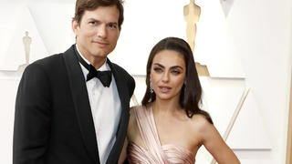  94th Academy Awards Oscars - Red Carpet Arrivals Featuring: Ashton Kutcher, Mila Kunis Where: Los Angeles, California, United States When: 28 Mar 2022 Credit: Abby Grant/Cover Images PUBLICATIONxNOTxINxUKxFRA Copyright: xx 51341765