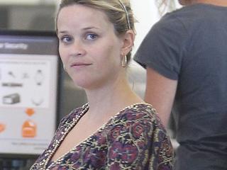 Hochschwangere Reese Witherspoon bei Ankunft am LAX Airport / 140712PicNr:#23041804.000002#   action press/X 17, INC.