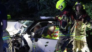 Ein Sanitäter hält die Hand des schwerverletzten Unfallopfers.
