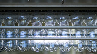 ARCHIV - 31.07.2018, Baden-Württemberg, -: Unbefüllte Plastikflaschen befinden sich in der Produktion eines Getränkeherstellers. Die Europäer sind neuen Forschungsdaten zufolge zu großen Mengen der gesundheitsschädlichen Chemikalie Bisphenol A (BPA) ausgesetzt. BPA ist eine synthetische Chemikalie, die in unzähligen Lebensmittelverpackungen verwendet wird, beispielsweise in Plastikflaschen und Konservendosen, aber auch in Trinkwasserleitungen. (zu dpa: «Studie: Europäer sind zu großen Mengen der Chemikalie BPA ausgesetzt») Foto: Sebastian Gollnow/dpa +++ dpa-Bildfunk +++