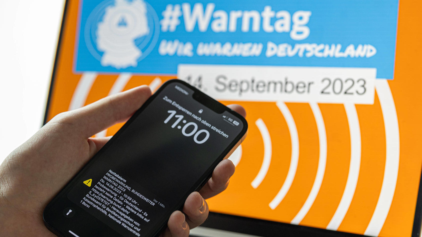 tuebingen-bundesweiter-warntag-14092023-symbolbild-smartphone-bildschirm-mit-probe-warnung-im-zuge-des-bundesweiten