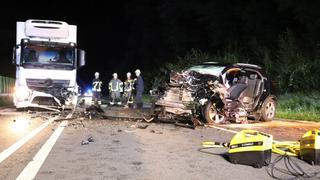Ein LKW und ein Auto sind zusammengestoßen, LKW und Auto sind beschädigt, Trümmerteile auf der Fahrbahn