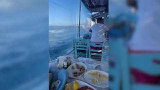 suesse-aktion-vater-formt-fuer-tochter-unendlichkeitszeichen-mit-boot-im-meer