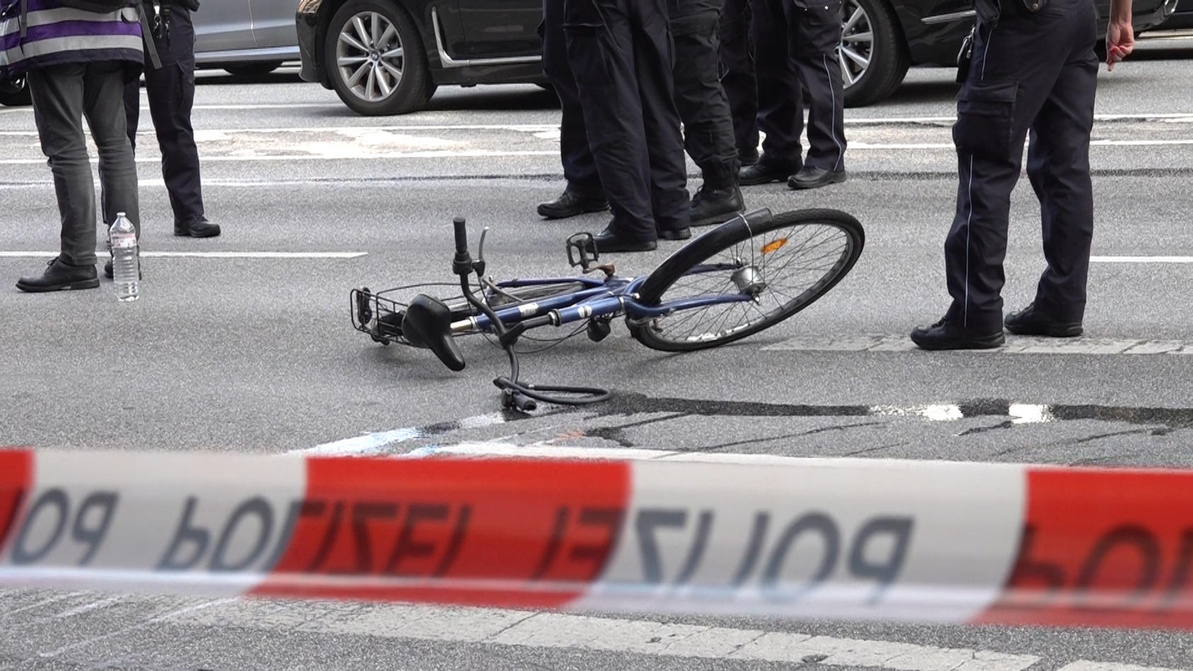 30-meter-wird-die-radfahrerin-mit-geschliffen-erst-dann-kommt-der-lkw-zum-stehen