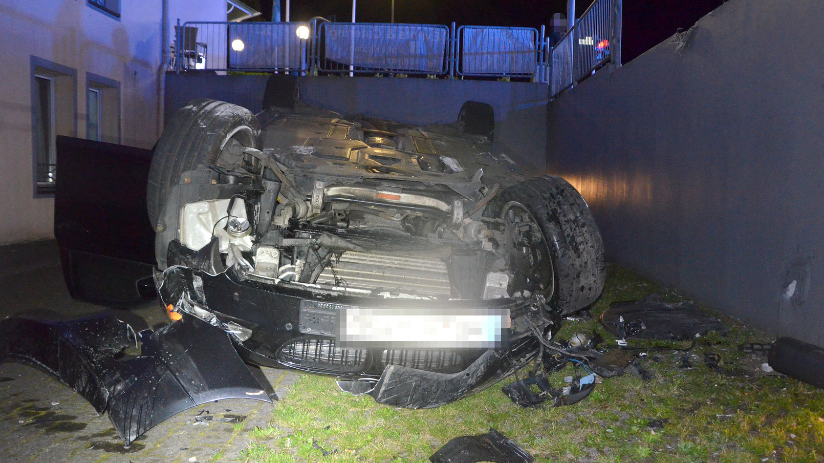 Am Ende der Unfallfahrt landet der BMW auf dem Dach. Der Fahrer wird nur leicht verletzt.