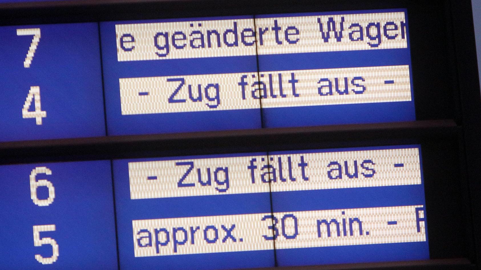 Anzeigetafel mit hitzebedingten Zugverspätungen und Zugausfällen der DB Deutsche n Bahn im Fernbahnhof Flughafen Frankfurt, Hessen, Deutschland *** Scoreboard with heat-related train delays and train cancellations of the DB Deutsche Bahn at the long-