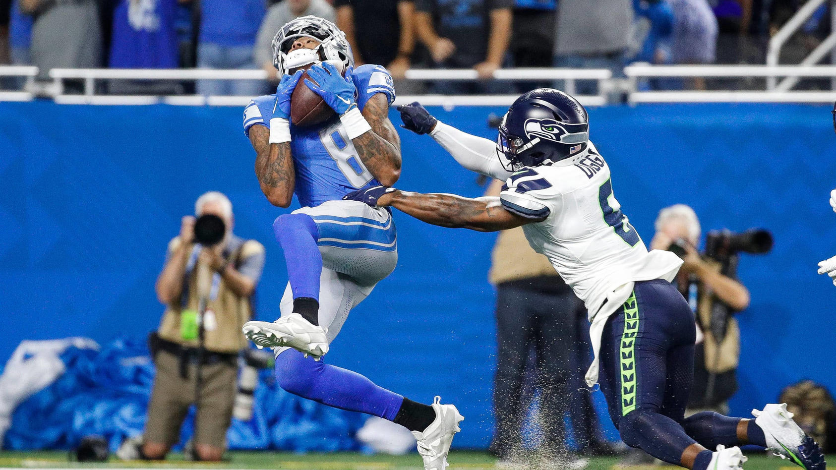 NFL, American Football Herren, USA Seattle Seahawks at Detroit Lions Sep 17, 2023 Detroit, Michigan, USA Detroit Lions wide receiver Josh Reynolds 8 makes a catch for a touchdown against Seattle Seahawks safety Quandre Diggs 6 during the first half a