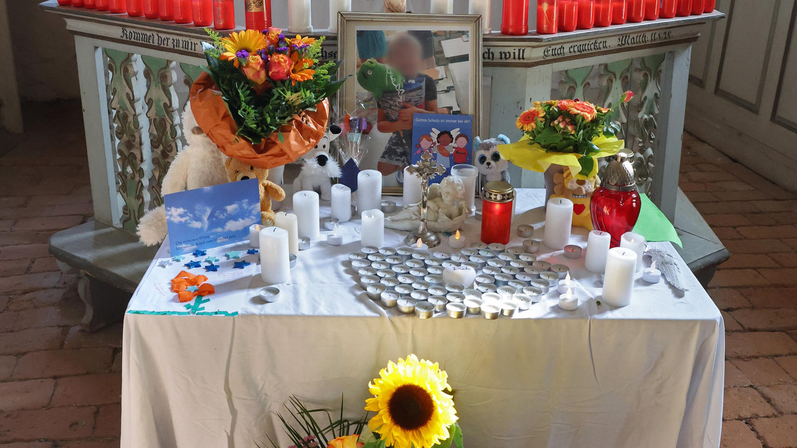 zahlreiche-menschen-legten-kerzen-und-blumen-fur-den-getoteten-joel-nieder