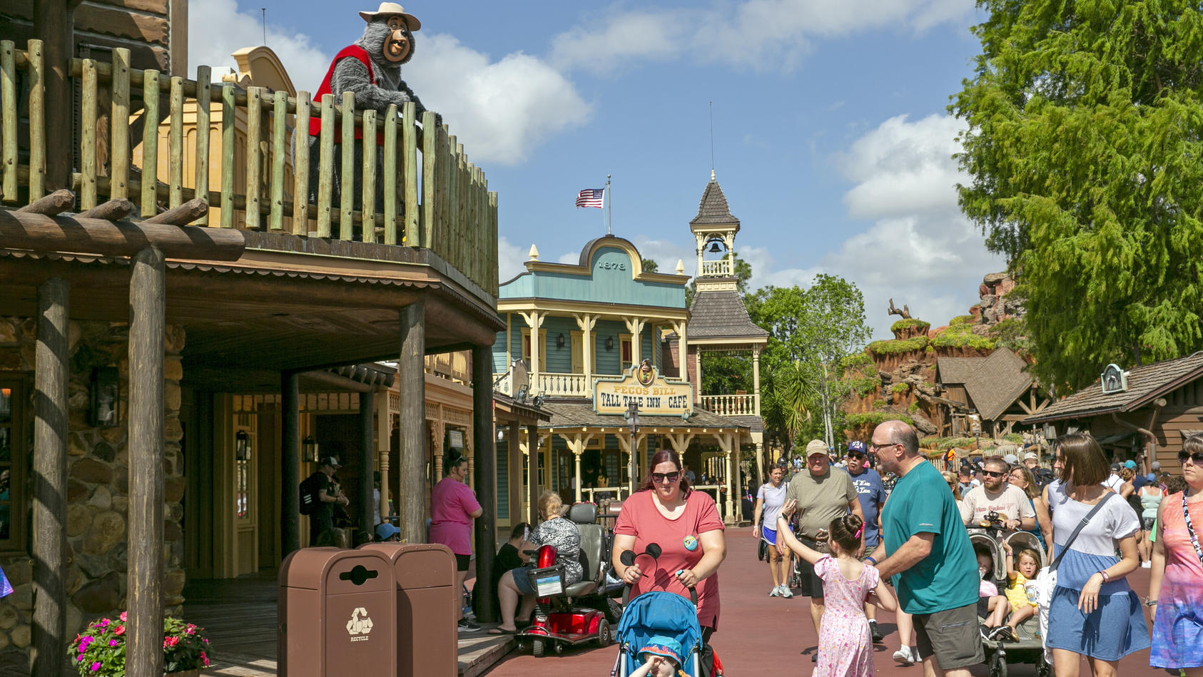 Besucher gehen durch einen Disney-Freizeitpark 