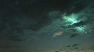 Ein Feuerball leuchtet am Himmel über Niedersachsen.