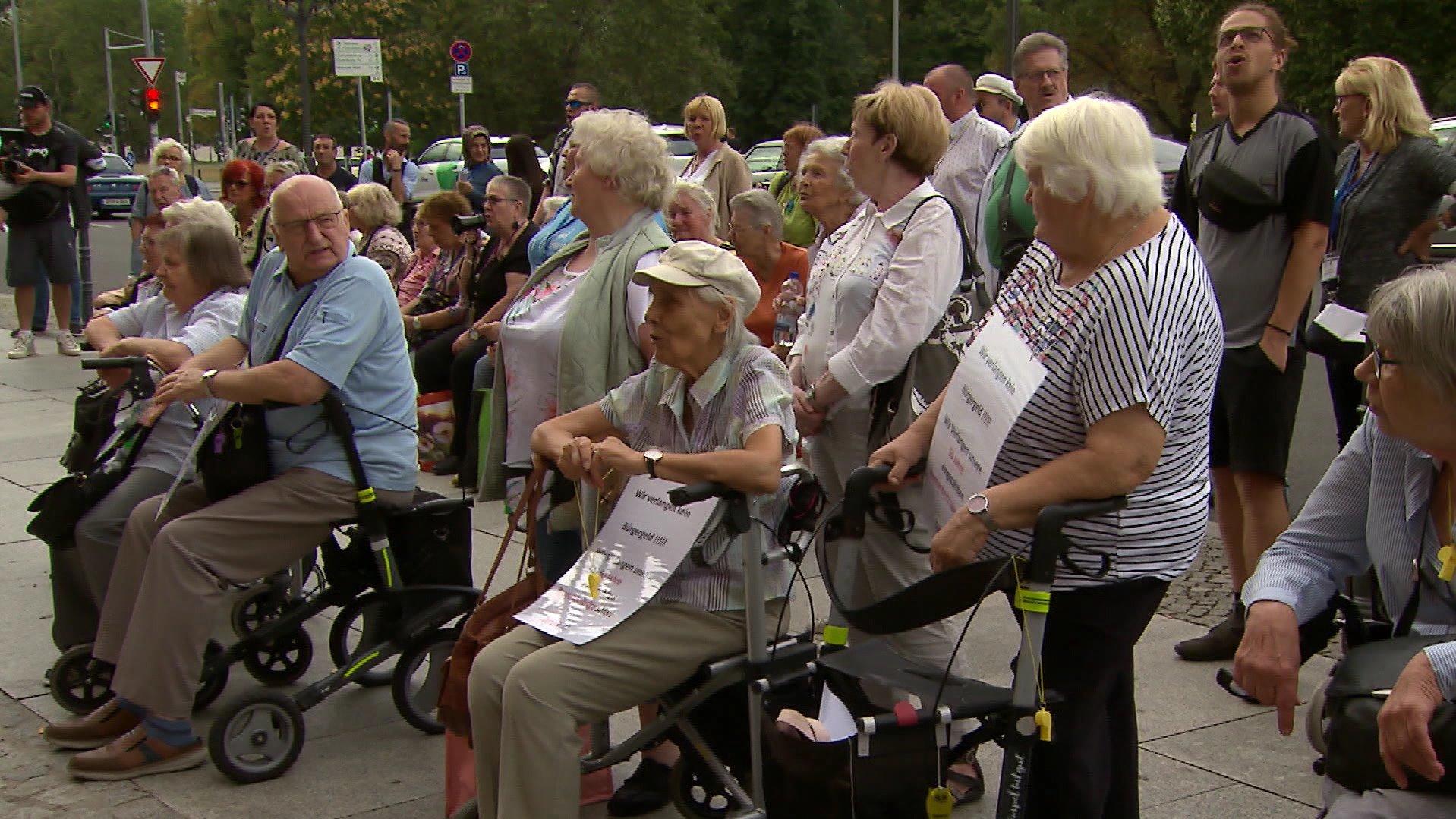 Diese Senioren hier protestieren für Unterstützung in ihrem Alltag. In Berlin gibt es nämlich einen Verein, der sich um rund 1.000 ältere Menschen kümmert. Aber jetzt steht das Projekt vor dem Aus, weil die öffentliche Finanzierung wohl nicht ausreic