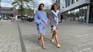 Jasmin Wiegand und Susanne Böhm präsentieren sich in einem eher ungewohnten Outfit - im Bademantel.