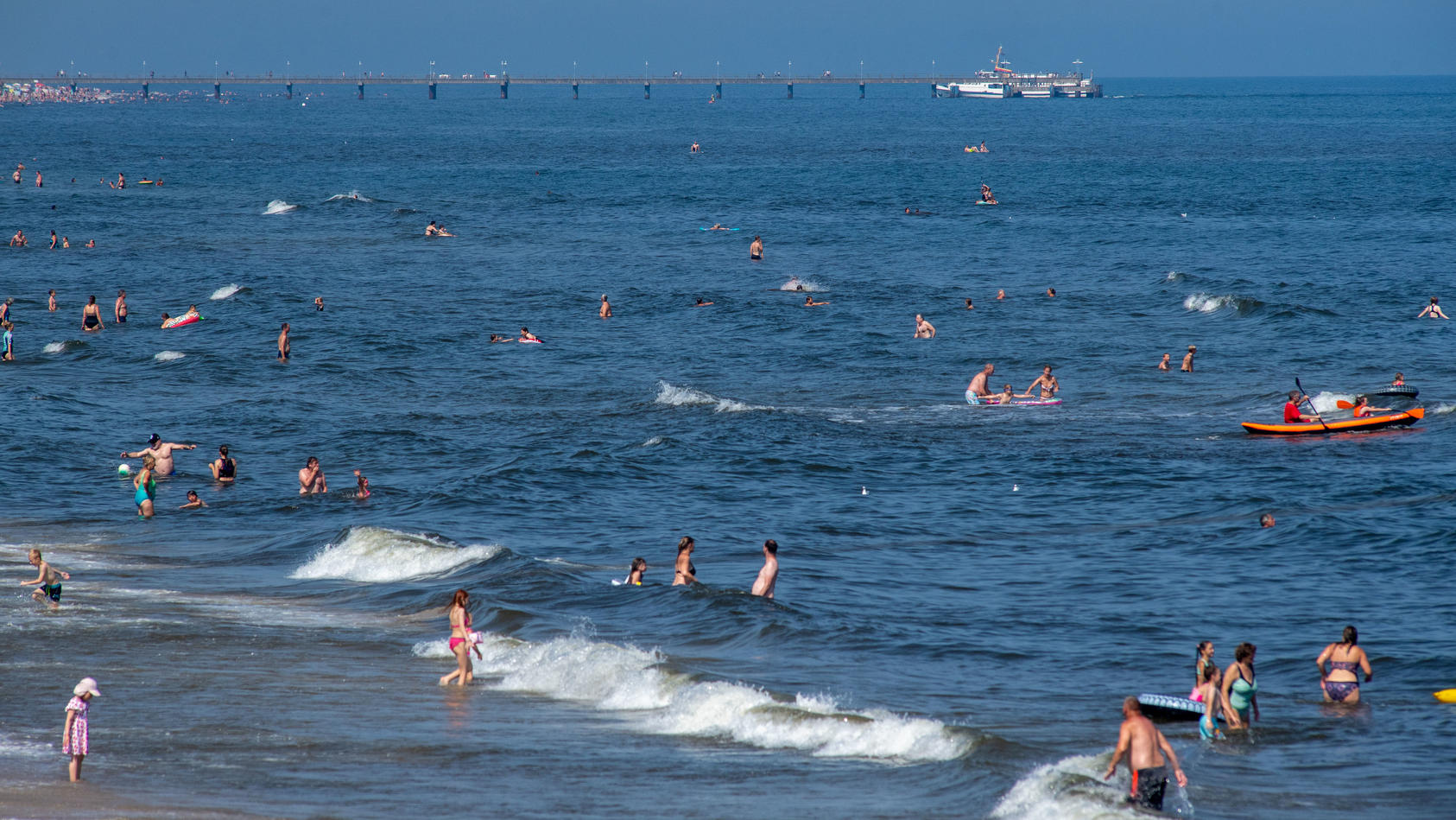Hunderte Touristen suchen Abkühlung an der Ostsee auf der Insel Usedom. (zu dpa: « Ostsee-Wasser für den Großraum Berlin? Länder geben Studie in Auftrag») Foto: Stefan Sauer/dpa - ACHTUNG: Ver