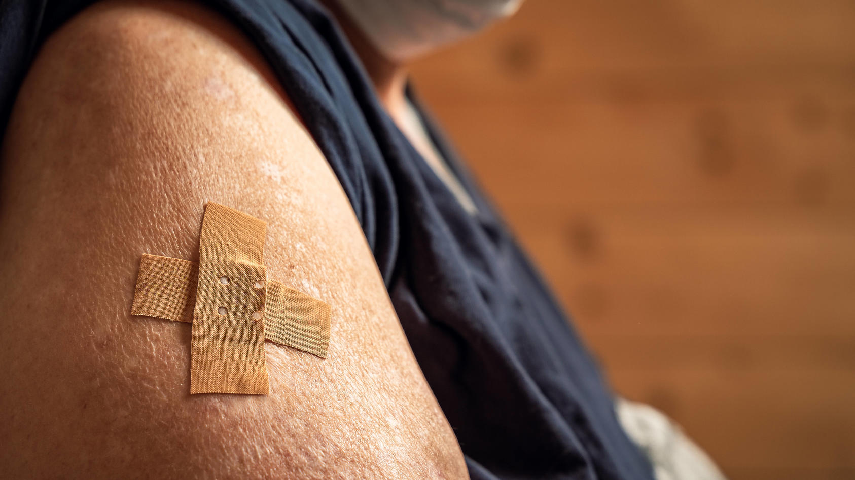 Ältere Frau mit Pflaster am Arm