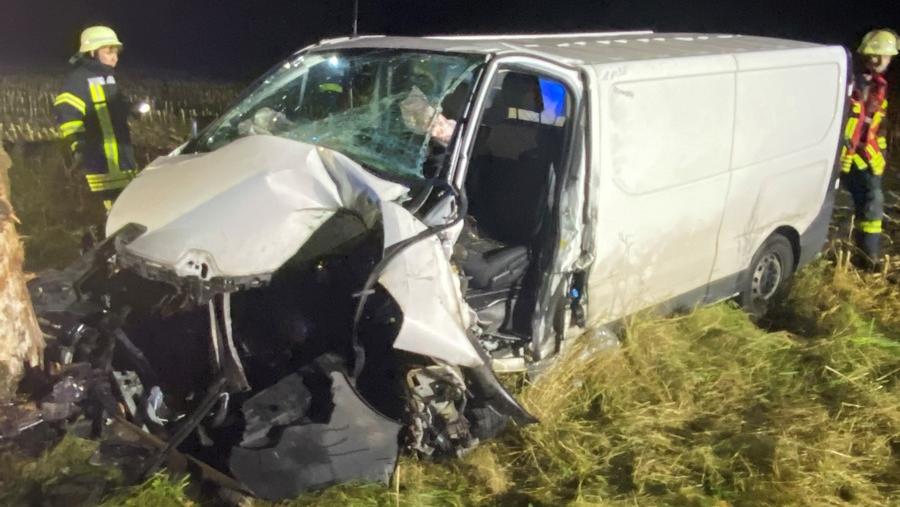 der-unfallwagen-ist-nach-dem-aufprall-komplett-zerstort
