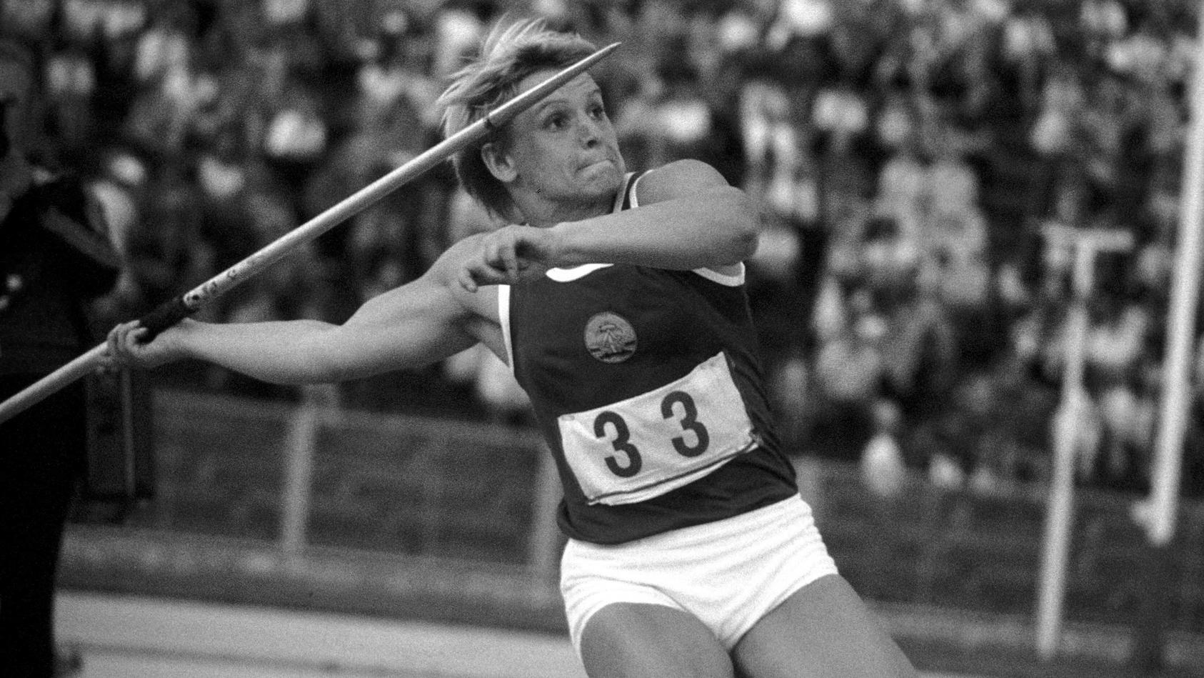 ruth-fuchs-mit-ihrem-wurfgerat-im-jahr-1975