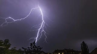 Sommergewitter, Nachtaufnahme mit Blitzen. // 24.08.2023: Stuttgart, Baden-Württemberg, Deutschland, Europa *** Summer thunderstorm, night shot with lightning 24 08 2023 Stuttgart, Baden Württemberg, Germany, Europe