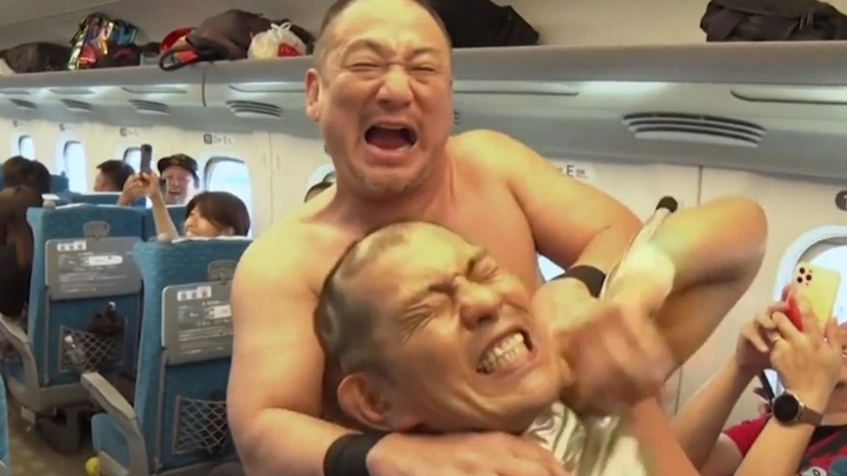 wrestling-in-japanischem-zug-plotzlich-kampfen-diese-zwei-manner
