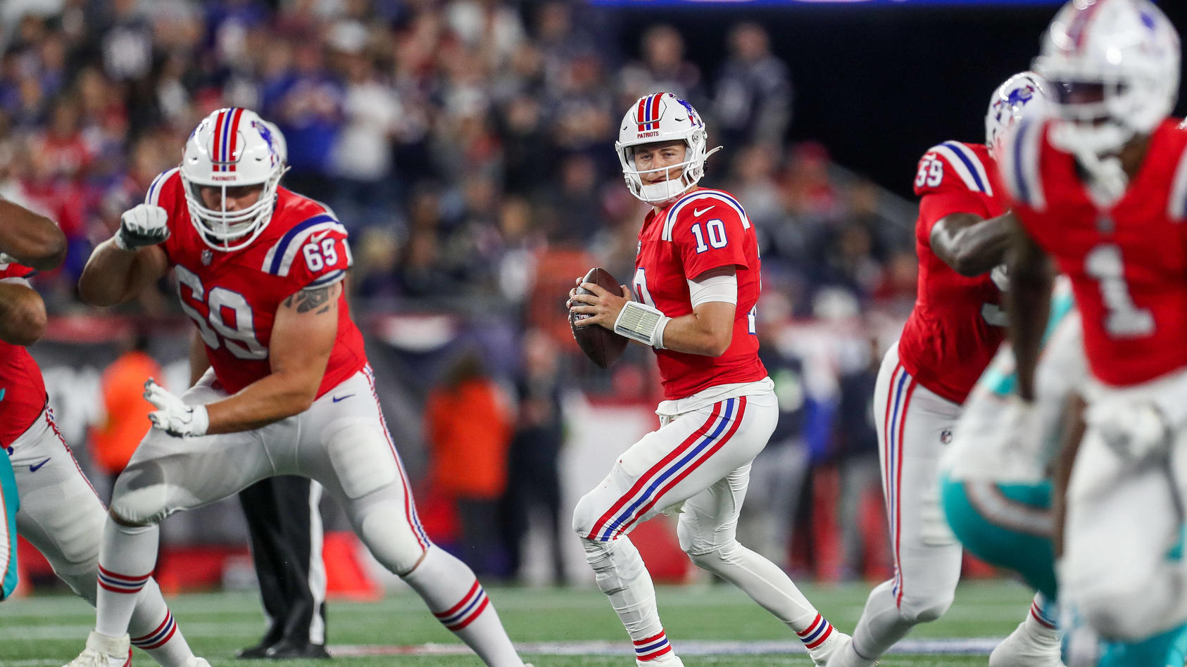Quarterback Mac Jones spielt mit seinen New England Patriots in der NFL bei den New York Jets