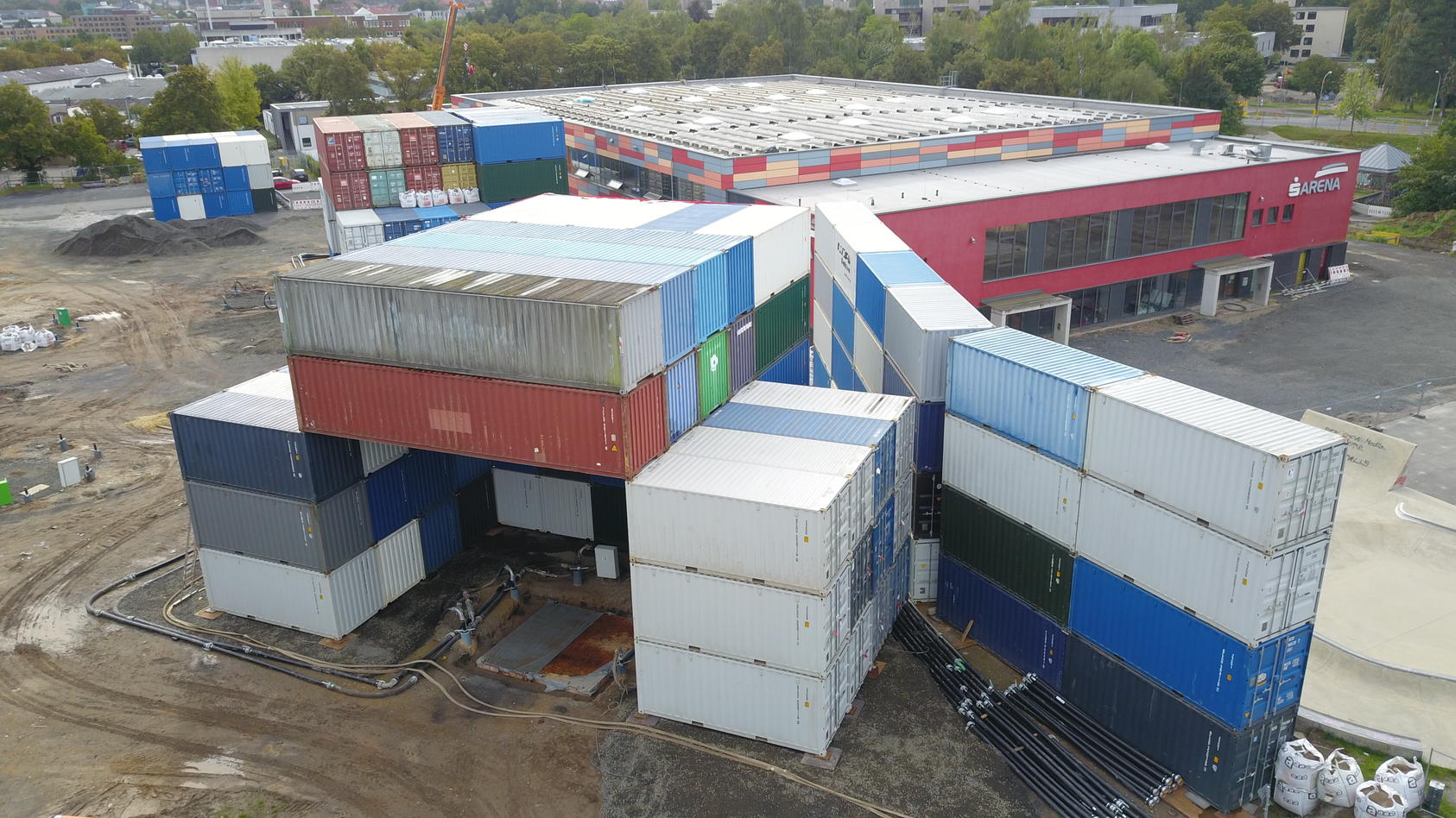 der-verdachtspunkt-ist-mit-container-abgeschirmt-um-die-anliegende-s-arena-vor-einer-explosion-zu-schutzen