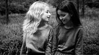 Zwei Mädchen im Wald