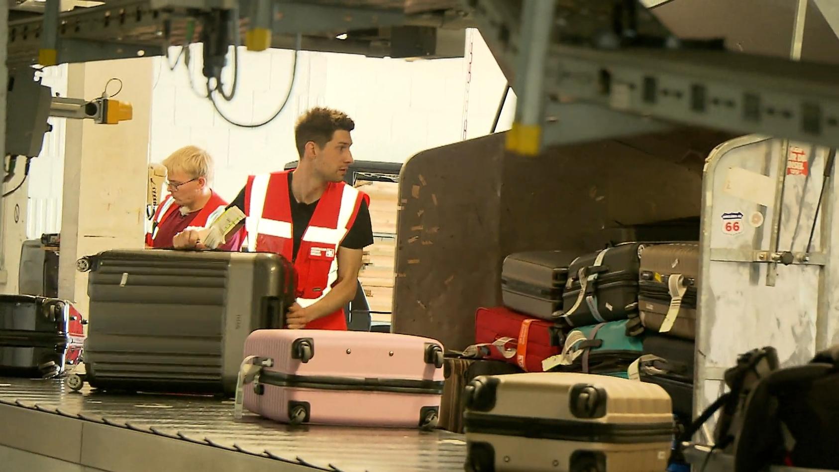 schmidt-macht-mit-einen-tag-als-flugzeugabfertiger