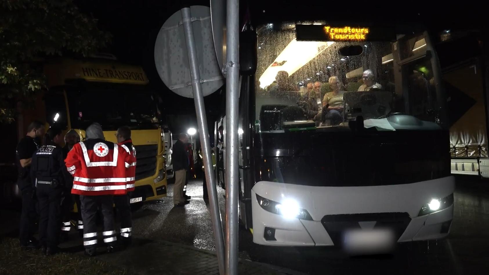 Auf A81-Rastplatz gestrandet - Busfahrer lässt Reisetruppe zurück