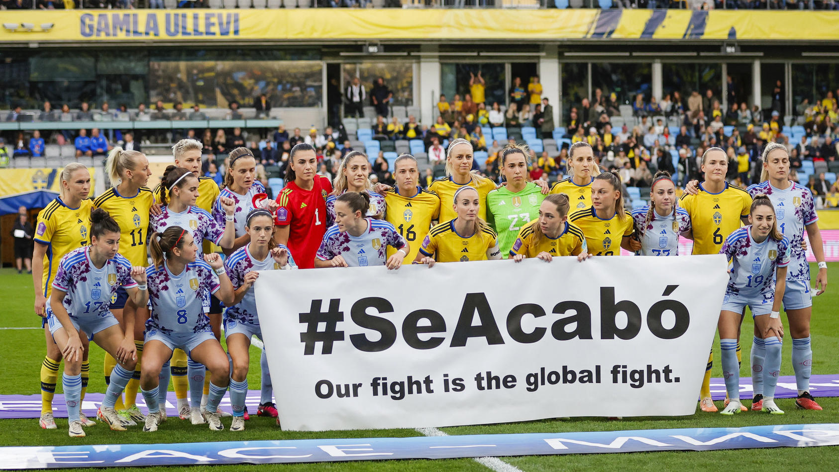 seacabo-schluss-jetzt-gemeinsam-setzten-spanierinnen-und-schwedinnen-vor-dem-anpfiff-ein-zeichen-gegen-sexuelle-gewalt