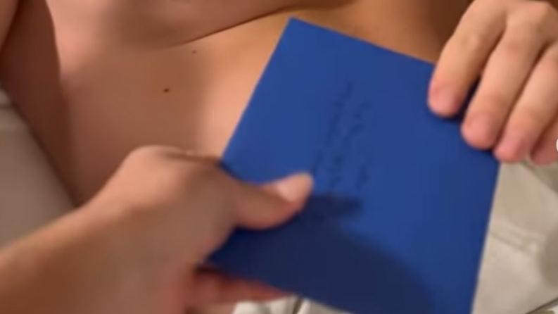 Blauer Brief mal anders - Dieses Promi-Schreiben hat nichts mit Schule zu tun