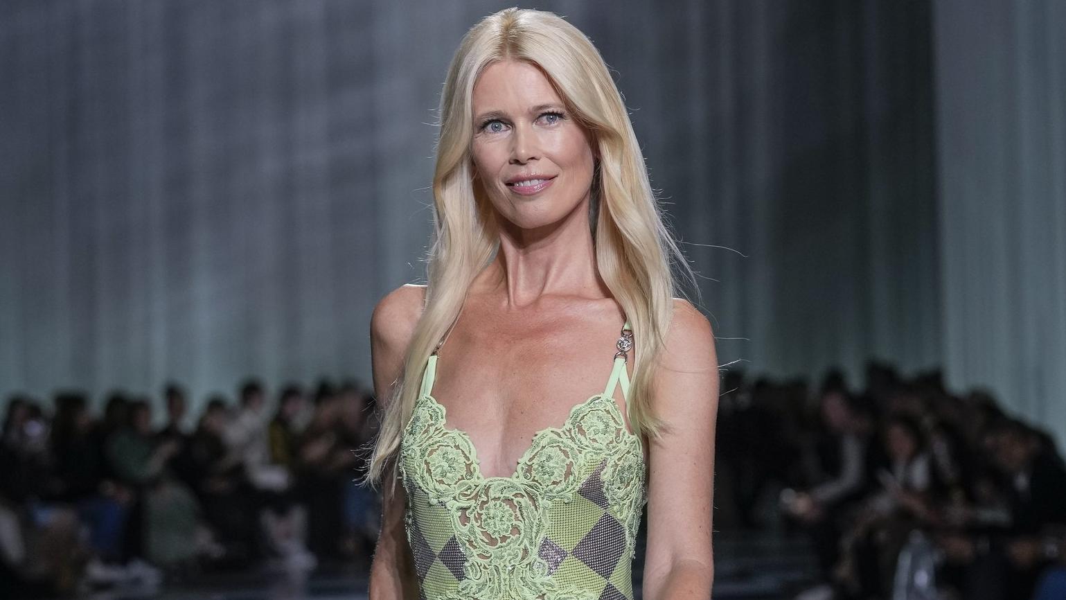 claudia-schiffer-lauft-bei-der-fashion-week-in-mailand-fur-versace-uber-den-laufsteg