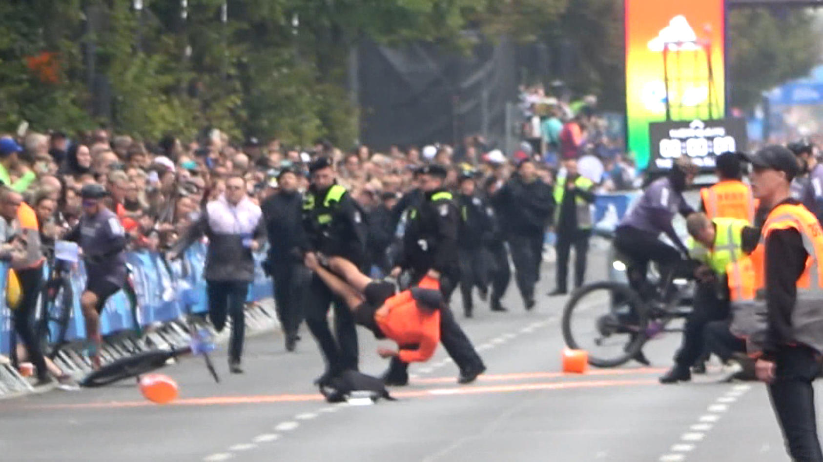 berlin-marathon-polizei-zerrt-klimakleber-aus-dem-weg