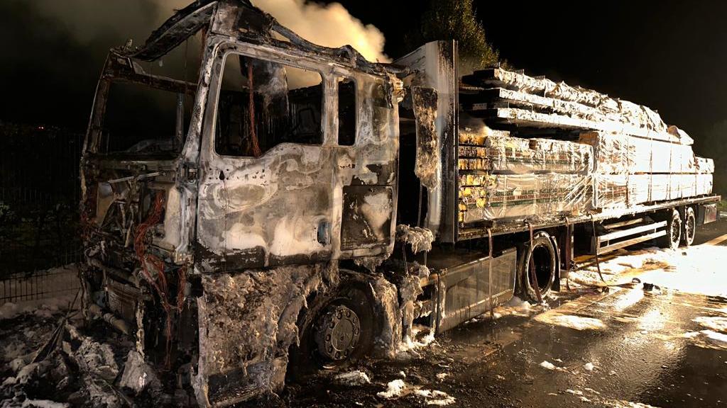 In Bönen (NRW) ist in der Nacht ein Holztransporter ausgebrannt - ein Mensch kam bei dem Feuer ums Leben.
