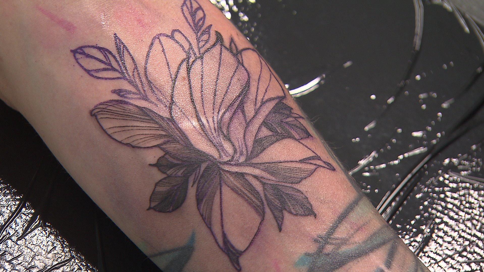 Statt der Narbe ist auf Franziskas Arm das Tattoo der Blickfang.