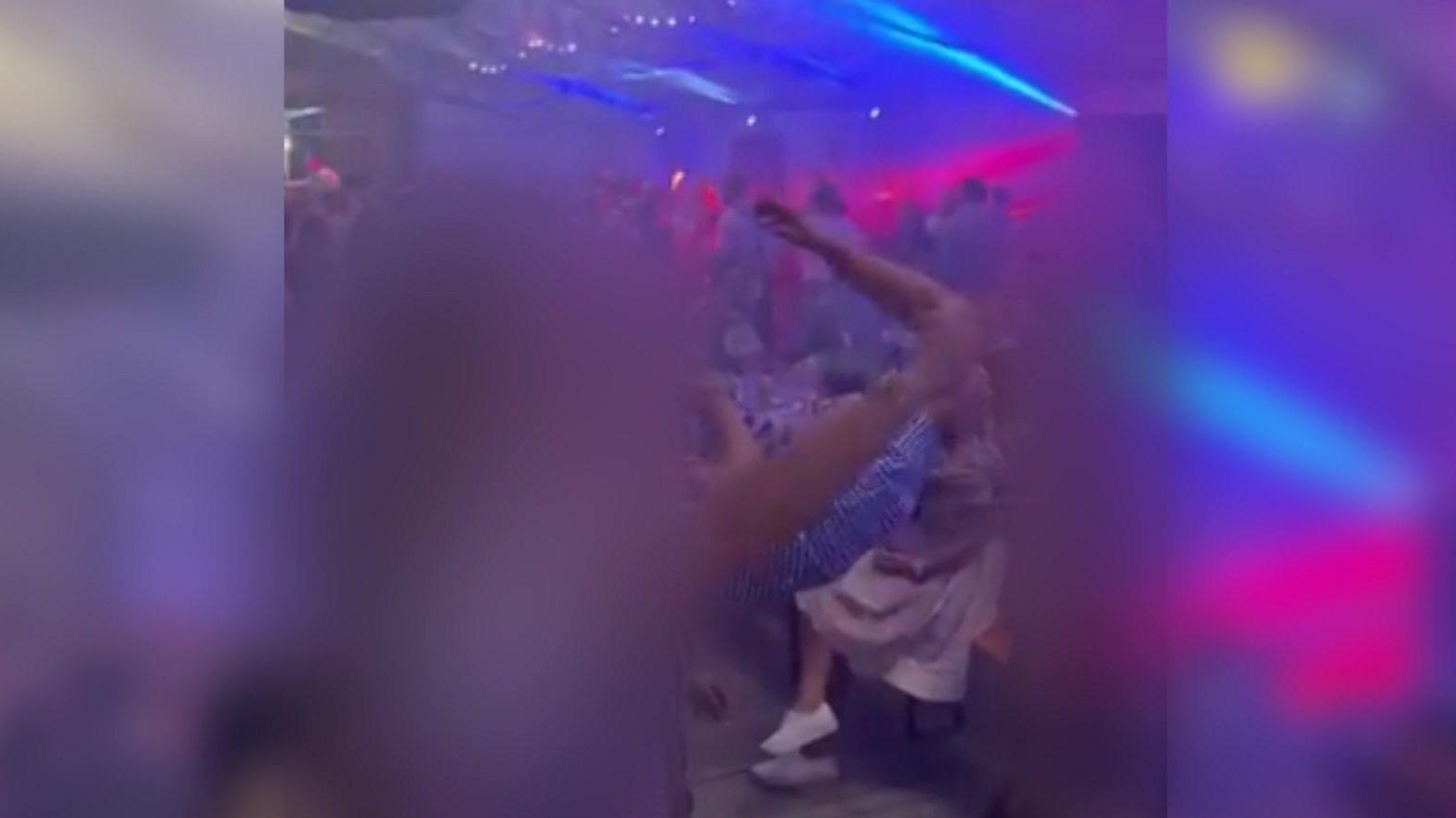 Zeigen Besucher den Hitlergruß?  - Nazi-Skandal \n im Bierzelt!