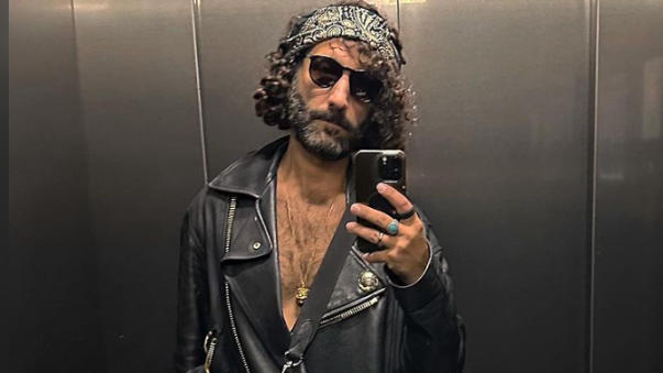 mit-diesem-all-black-look-bringt-unser-gesuchter-promi-seine-fangemeinde-zum-schwarmen
