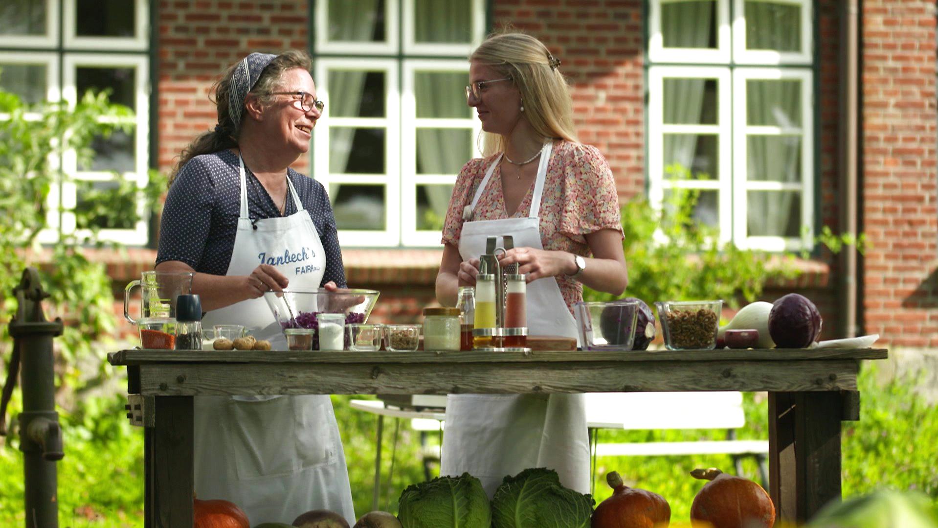 Zusammen mit RTL-Reporterin Annika Redmer kocht Uta Janbeck drei Kohl-Rezepte auf ihrem ökologischen Hof in Gelting.