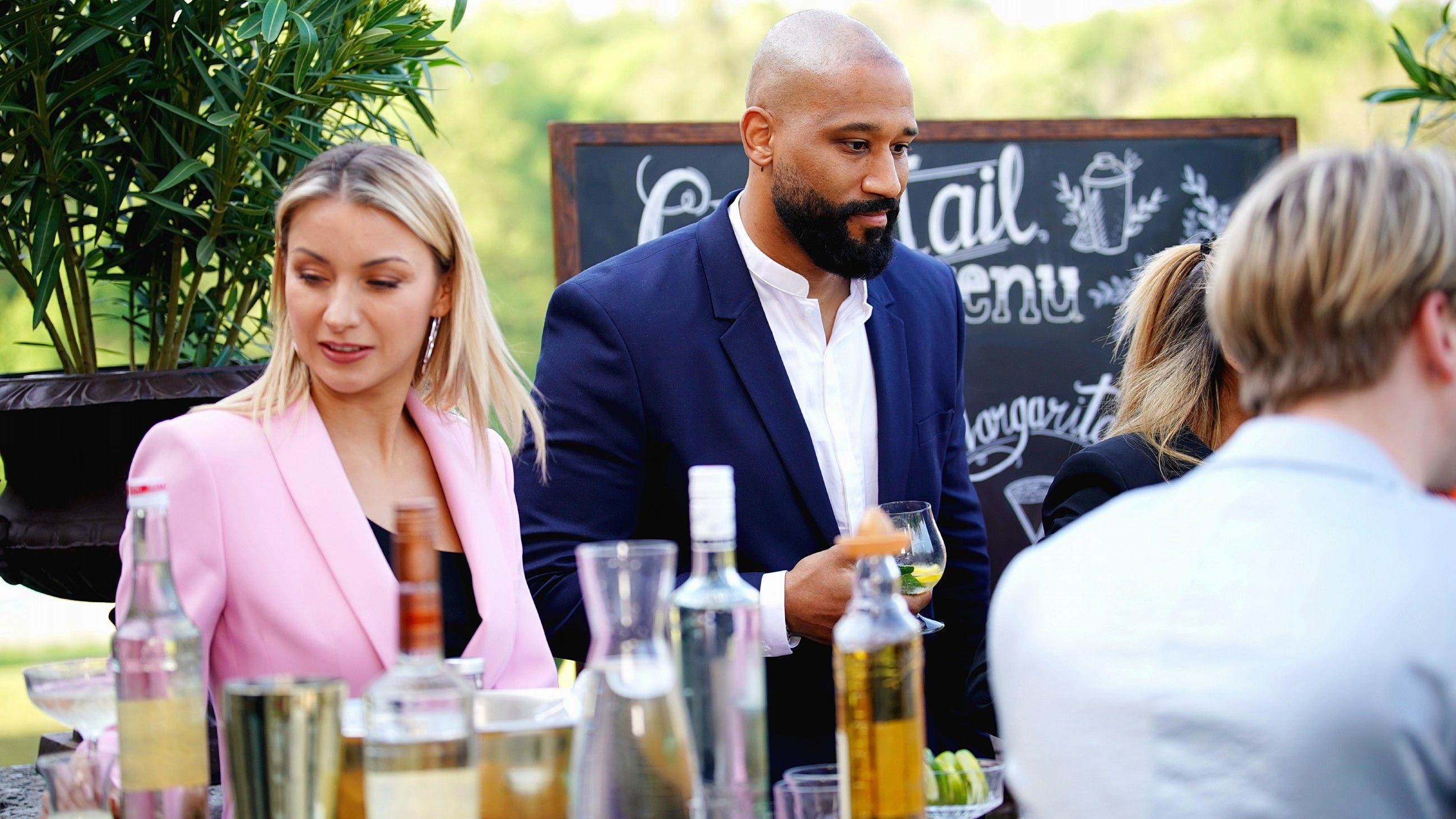 Jalil und Anna-Carina dürfen sich auf der Cocktailparty nicht auffällig verhalten.