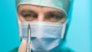 Chirurg mit einem Skalpell (Foto: picture alliance / T-Pool / STOCK4B / VisualEyze) | Verwendung weltweit, Keine Weitergabe an Wiederverkäufer.