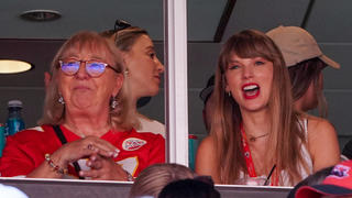 Taylor Swift (r.) feiert mit Kelce-Mama Donna.