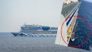 Ein Flüchtlingsboot (roter Kreis) hat am Kreuzfahrtschiff Aida Blu festgemacht.