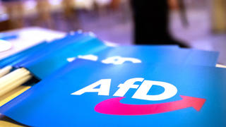 ARCHIV - 24.11.2018, Bayern, Greding: Fähnchen mit dem Logo der AfD liegen beim Landesparteitag der AfD Bayern auf einem Tisch.    (zu dpa "Gericht: Verfassungsschutz darf AfD in Bayern als Partei beobachten") Foto: Daniel Karmann/dpa +++ dpa-Bildfun