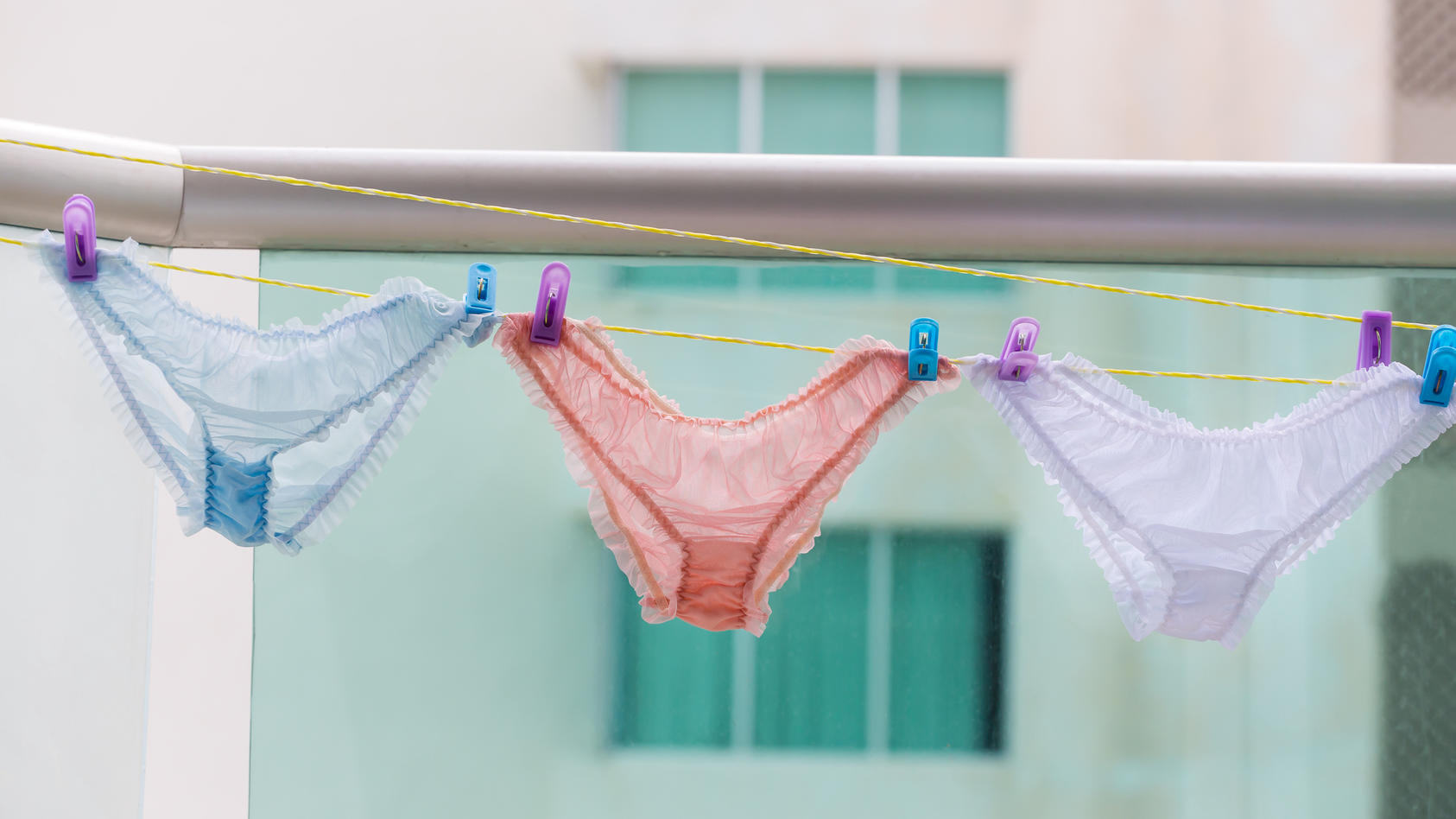Reddit: Frau will Nachbarin das Wäschetrocknen auf dem Balkon verbieten.