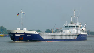 ARCHIV - 05.10.2014, Kiel: Der Frachter "Verity" vor Kiel. Nach einem Zusammenstoß von zwei Frachtschiffen am Dienstagmorgen in der Nordsee werden mehrere Menschen vermisst. Der Unfall ereignete sich rund 22 Kilometer südwestlich der Insel Helgoland und 31 Kilometer nordöstlich der Insel Langeoog, wie das Havariekommando am Dienstag mitteilte. Foto: Dietmar Hasenpusch/Dietmar Hasenpusch Photo-Productions/dpa +++ dpa-Bildfunk +++